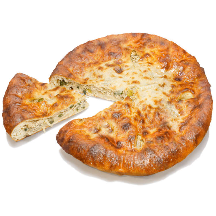 Осетинский пирог с капустой, зеленью и сыром Тонкое дрожжевое тесто на сметане. Начинка из жареной капусты с осетинским сыром и зеленью.